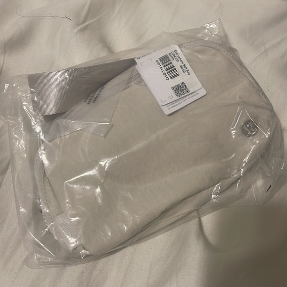 NWT Lululemon Everywhere Belt Bag - White Opal - Tik Tok Viral Bag! - Picture 6 of 7